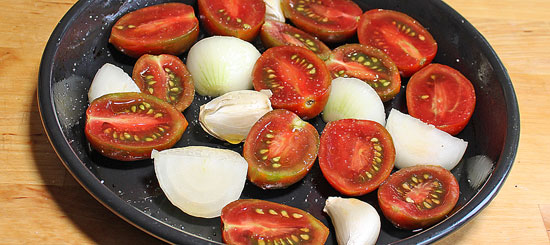 Tomaten, Zwiebel und Knoblauch zum Backen bereit