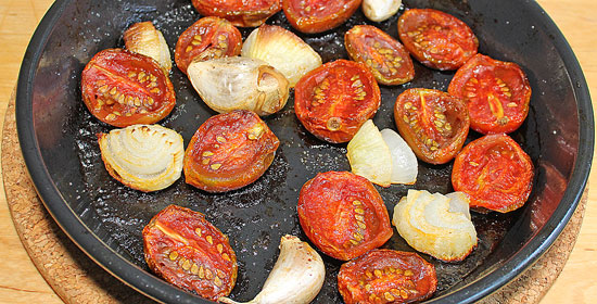 Tomaten, Zwiebel und Knoblauch im Ofen geschmort
