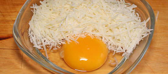 Ei und Pecorino vermischen