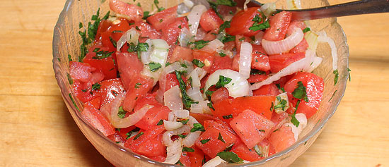 Tomaten mit Zwiebel und Petersilie vermischt