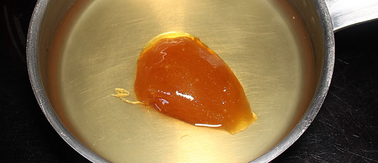 Honig im Portwein schmelzen