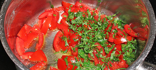 Tomate und Petersilie andünsten
