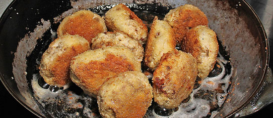 Chicken-Nuggets ringsum braten