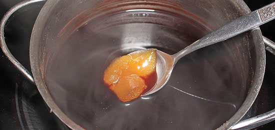 Honig in die Sauce einrühren