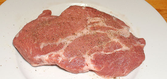 Schweinshals-Steak gewürzt