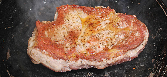 Schweinshals-Steak braten