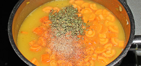 Rübeli und Gewürze in der Suppe vorkochen