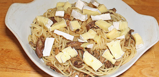 Spaghetti mit Camembert bereit zum Backen