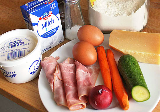 Zutaten Omelette: Crème fraiche, Zwieble, Schinken und Gemüse