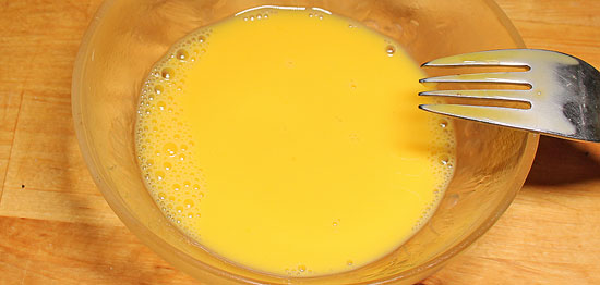Eigelb und Zitrone vermischt