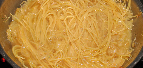 Spaghettini garen und rühren