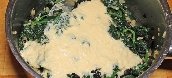 Spinat mit Käseguss vermischen