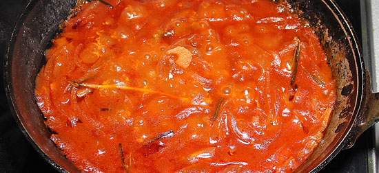 Tomaten-Zwiebelsauce eingekocht