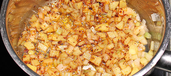 Zwiebel, Kartoffel, Kümmel und Pul biber dünsten