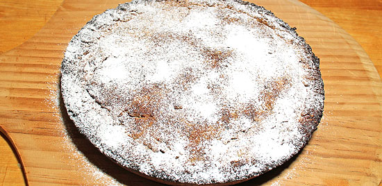Gâteau de Payerne mit Puderzucker bestäuben