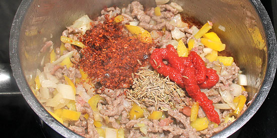 Hackfleisch mit Kümmel, Paprika und Tomatenpüree