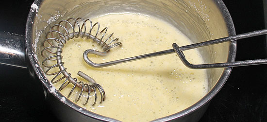 Flüssige Butter mit Mehl vermischen