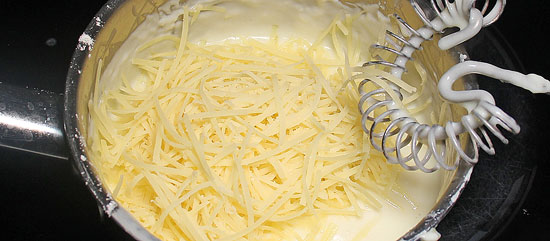 Käse in die Béchamel einrühren