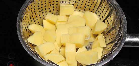 Dampfsieb-Einsatz mit Kartoffeln