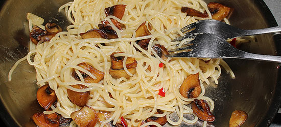 Spaghetti mit den Champignons vermischen