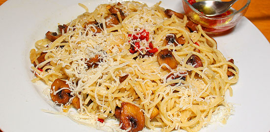 Spaghetti aglio, olio e funghi mit Parmesan