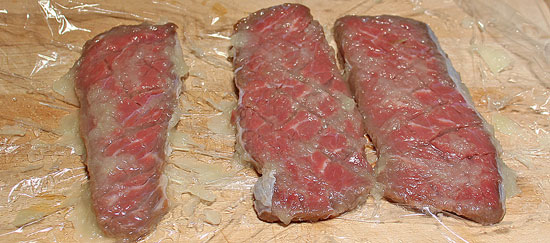 Steaks mit Zwiebelmus marinieren