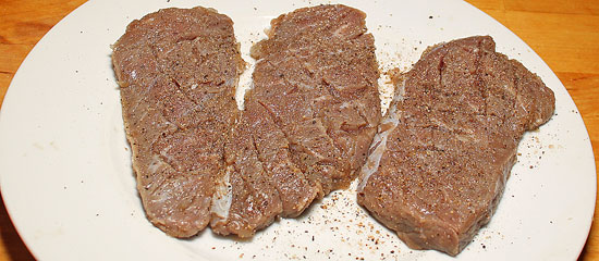 Steaks salzen und pfeffern