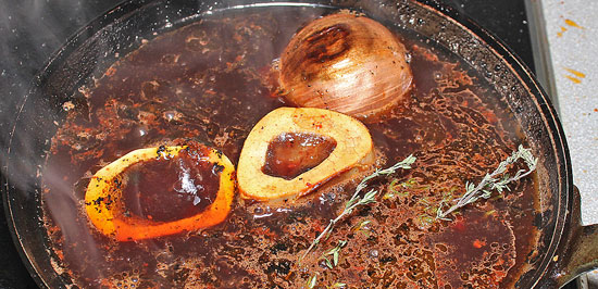 Markeine und Zwiebel mit Rotwein einkochen