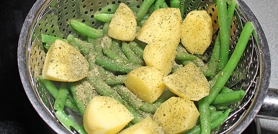 Bohnen und Kartoffeln im Dampfsieb