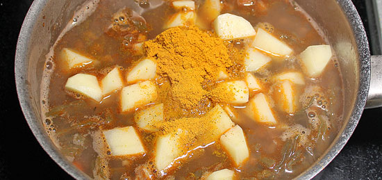 Dörrbohnen, Kartoffeln und Currys zugeben