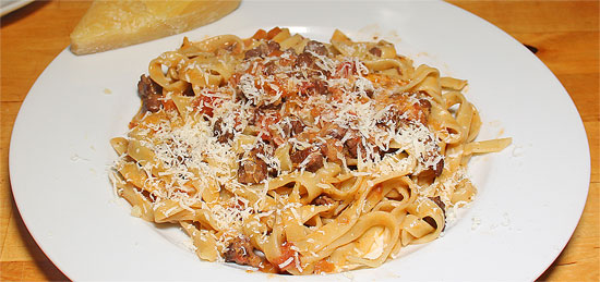 Lamm-Bolognese mit Parmesan