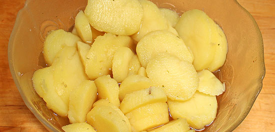 Kartoffeln mit Bouillon übergiessen