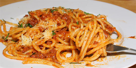 Spaghetti mit Sugo geniessen
