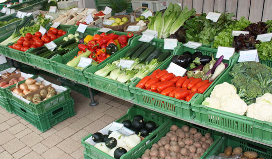 Marktstand mit Bio-Gemüsen und Früchten