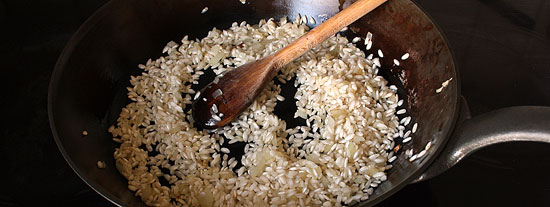 Carnaroli-Reis mit Weisswein ablöschen