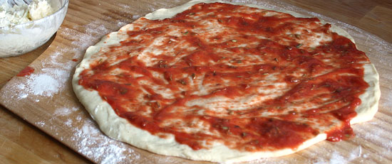 Pizza mit Passata und Oregano