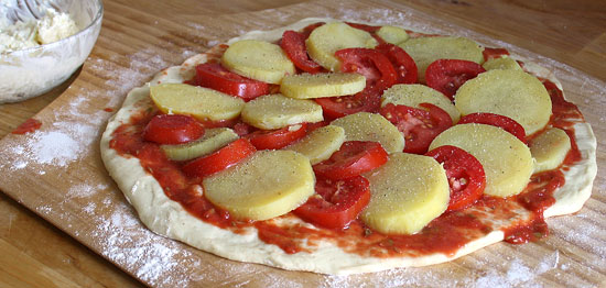 Pizza mit Kartoffeln belegt