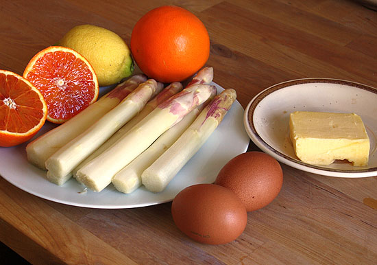 Zutaten: Spargeln, Blutorangen, Zitrone, Eier und Butter