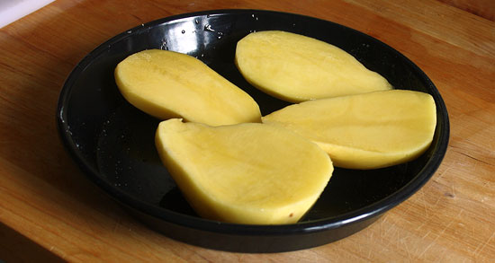 Ofenkartoffeln gerüstet und gewürzt