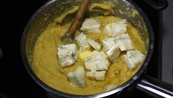 Polenta mit Gorgonzola und Butter zugeben