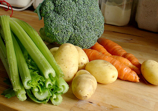 Zutaten Gemüsesalta: Kartoffeln, Karotten, Broccoli, Stangensellerie