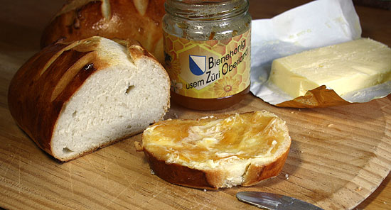 Butterweggen mit Butter und Honig