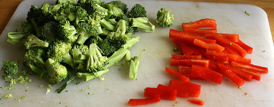 Broccoli und Peperoni geschnitten