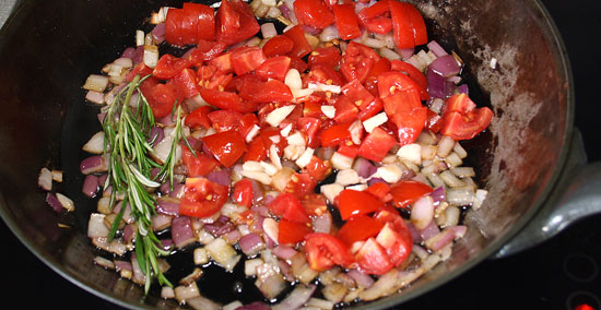 Tomaten, Zwiebel, Knoblauch dünsten