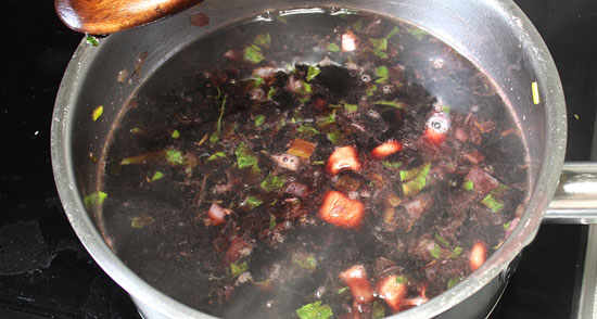 Rotweinsauce einkochen