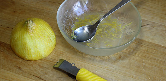 Zitronensaft mit Zesten