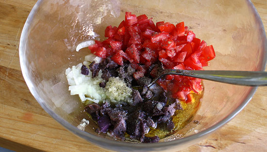 Salatsauce mit Oliven und Tomaten