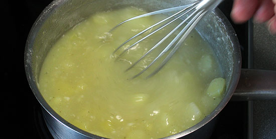 Kartoffelsuppe durchrühren