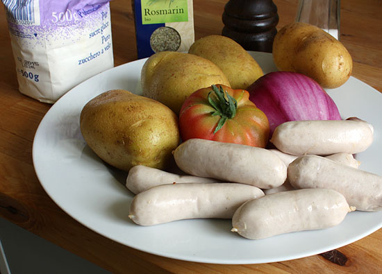 Zutaten: Kartoffel, Rüebli, Zwiebel, Toamte und Chipolata