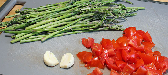 Spargeln und Tomaten geschnitten